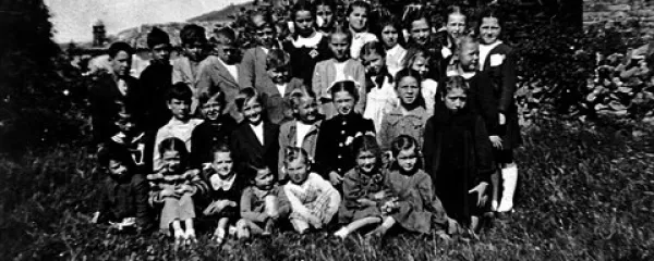 Šolarji partizanske šole na Plavjah leta 1944; med njimi partizanska učiteljica Hermina Ferluga