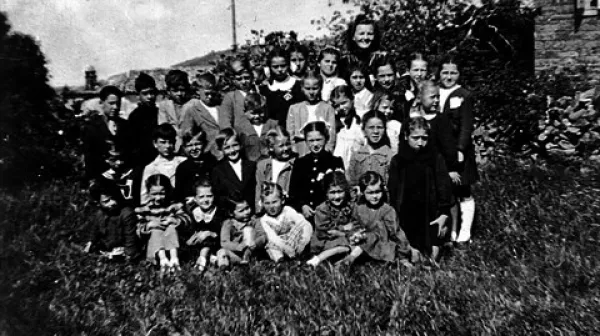 Šolarji partizanske šole na Plavjah leta 1944; med njimi partizanska učiteljica Hermina Ferluga