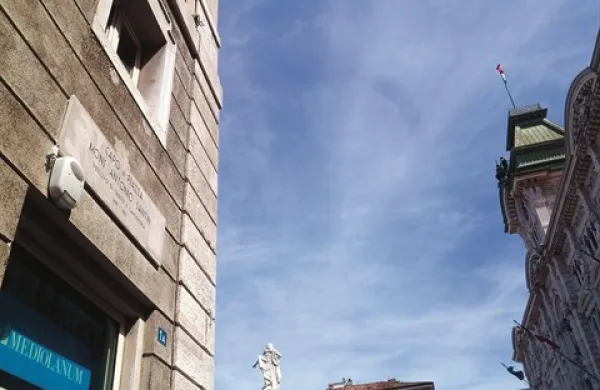 Uličica blizu tržaškega županstva, ki se imenuje po škofu Santinu