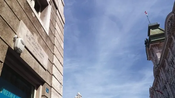 Uličica blizu tržaškega županstva, ki se imenuje po škofu Santinu