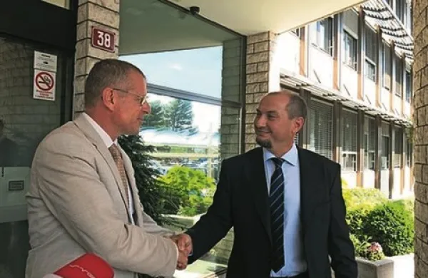 S predajo dovolilnice za vstop v upravno stavbo je dosedanji predsednik uprave Luke Koper Bojan Brank predal posle novemu predsedniku Gašparju Gašparju Mišiču