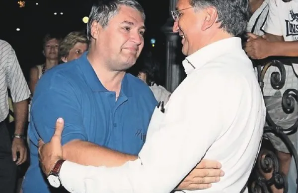 Tomislav Vitezica (levo v objemu s Tomislavom Klokočovnikom) si je z vodenjem občinske komisije za nepremičnine nakopal pogojno kazen zaradi nevestnega dela v službi
