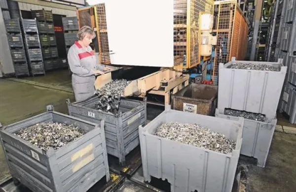 V drugi polovici leta bo Lama v Ikeine tovarne začela pošiljati odmične spone z vgrajenim blažilcem, ki omogoča mehko in neslišno zapiranje vrat pohištva