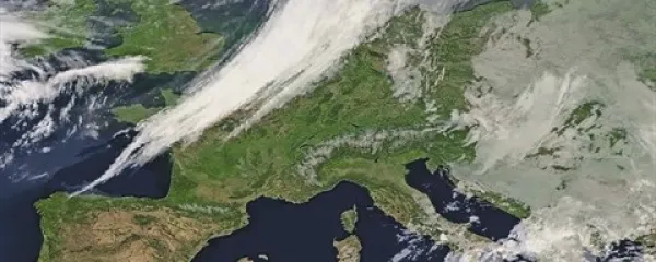 Od jugozahoda se proti severovzhodu krepi anticiklon