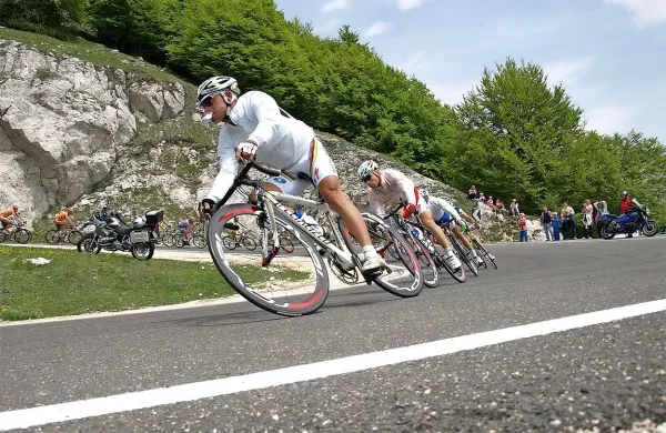 Kolesarji se bodo po zadnji gorski etapi jutri spustili k morju in v Trstu končali dirko po Italiji
