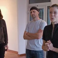 Uroš Veber (levo) iz  programskega sveta Projekt Atol, Aljoša Abrahamsberg, vodja  galerije Dimenzija napredka in avtorica  razstave Nataša Muševič Dot, umetnica in zvočna inženirka