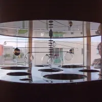 Osrednji del instalacije so sferični objekti, ki krožijo okoli osrednje osi, poganja pa jih zvok - njihovi lastni resonančni toni