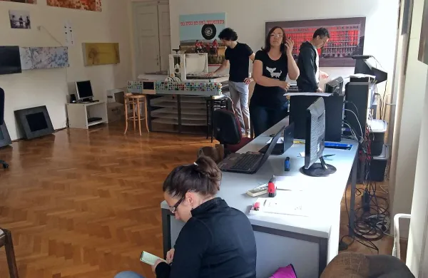 Kolektiv BridA svoj delovni prostor v Šempasu deli z umetniki, ki pridejo na rezidenco. Na fotografiji: Jurij Pavlica, Sendi Mango in Tom Kerševan ter Američanka Danielle Gagner  v ospredju
