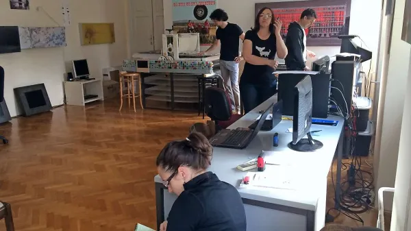 Kolektiv BridA svoj delovni prostor v Šempasu deli z umetniki, ki pridejo na rezidenco. Na fotografiji: Jurij Pavlica, Sendi Mango in Tom Kerševan ter Američanka Danielle Gagner  v ospredju
