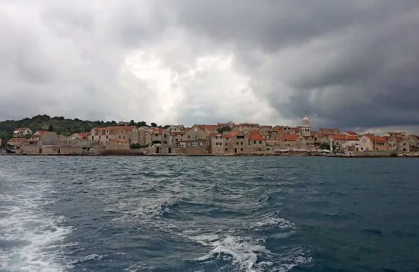 Šepurine so ena od dveh naseljenih vasi na otoku