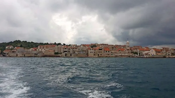 Šepurine so ena od dveh naseljenih vasi na otoku