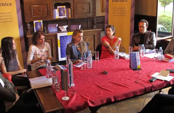 Gregor Pompe, Mojca Vojska, Draga Potočnjak, Maja Kavzar Hudej, Erika Johnson Debeljak, Andrej Blatnik in Jutka Rudaš na včerajšnji novinarski konferenci 