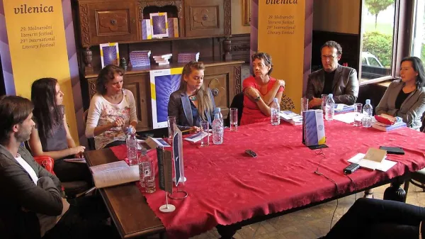 Gregor Pompe, Mojca Vojska, Draga Potočnjak, Maja Kavzar Hudej, Erika Johnson Debeljak, Andrej Blatnik in Jutka Rudaš na včerajšnji novinarski konferenci 