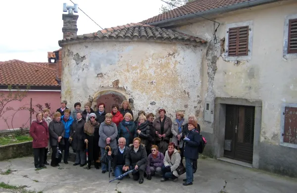 Skupina, ki spoznava svet in domovino, je pod vodstvom Marice Gaberšnik  (stoji prva z desne) obiskala zanimivo in veliko vas Brgud na sosednjem Hrvaškem
      