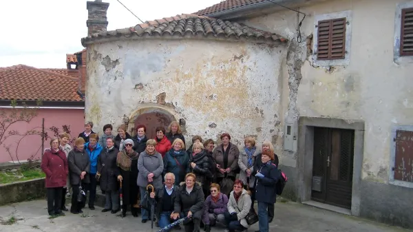 Skupina, ki spoznava svet in domovino, je pod vodstvom Marice Gaberšnik  (stoji prva z desne) obiskala zanimivo in veliko vas Brgud na sosednjem Hrvaškem
      