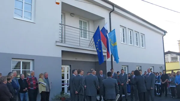 Domači pevci, Fantje spod Karlovice, so s pesmijo pozdravili obnovljen vaški dom     