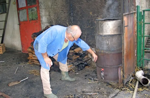 Zvone Škrlj pred kotlom, ki je povzročil požar v gospodarskem poslopju 