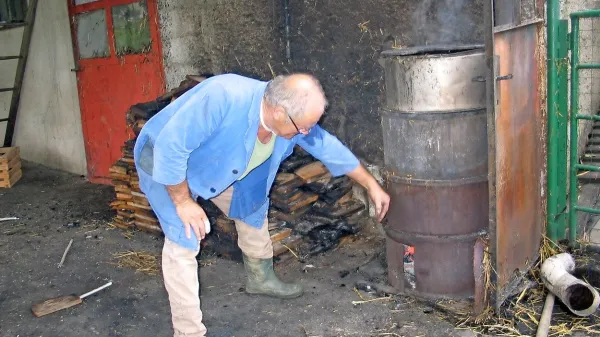 Zvone Škrlj pred kotlom, ki je povzročil požar v gospodarskem poslopju 
