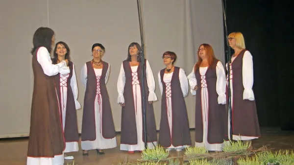 Ženska pevska skupina Volosko na odru doma na Vidmu   