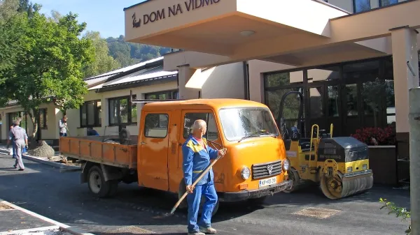 Delavci podjetja Euro MB hitijo z urejanjem zunanjosti Doma na Vidmu pred jutrišnjo slovesnostjo 