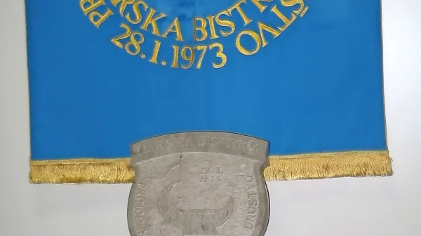 Spominski kovanci Primorskega numizmatičnega društva pod društvenim praporom