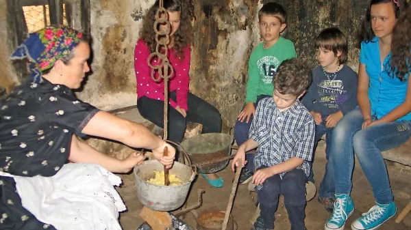 V Šćurinovi hiši v Jelšanah je ohranjeno sto let staro ognjišče, kjer so se zbirali člani družine. Tokrat le za fotografijo.