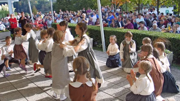 Otroci folklorne skupine OŠ Antona Žnideršiča so ogreli dlani številnim udeležencev srečanja