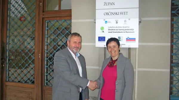 Kristina Valenčič in Emil Rojc v pričakovanju nedeljskih volitev pred občinsko hišo    