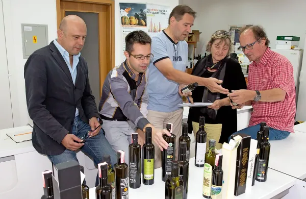 Komisija za izbiro najbolj všečnega oljčnega olja (z desne): 
Jaka Jeraša, Milena Bučar Miklavčič, žarko Vodopivec, Vasilij 
Valenčič in Sašo Dravinec 
