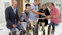 Komisija za izbiro najbolj všečnega oljčnega olja (z desne): 
Jaka Jeraša, Milena Bučar Miklavčič, žarko Vodopivec, Vasilij 
Valenčič in Sašo Dravinec 