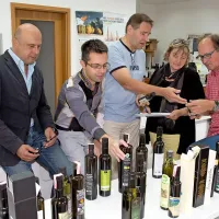 Komisija za izbiro najbolj všečnega oljčnega olja (z desne): 
Jaka Jeraša, Milena Bučar Miklavčič, žarko Vodopivec, Vasilij 
Valenčič in Sašo Dravinec 