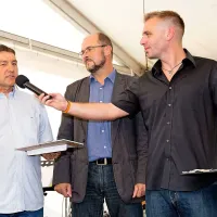 Janku Bočaju (levo), prejemniku priznanja za najbolj všečno 
embalažo po izboru komisije, je na prireditvi, ki jo je povezoval Iztok Gustinčič, predal direktor UP ZRS dr. Rado 
Pišot