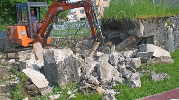 Bunker, ki je preživel vojno nedotaknjen, so  podrli ob nedavni regulaciji struge reke Bistrice