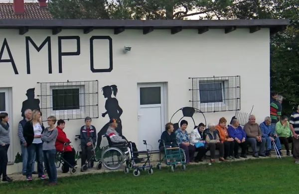 Osebje Doma starejših je takoj po izbruhu požara evakuiralo stanovalce na varno