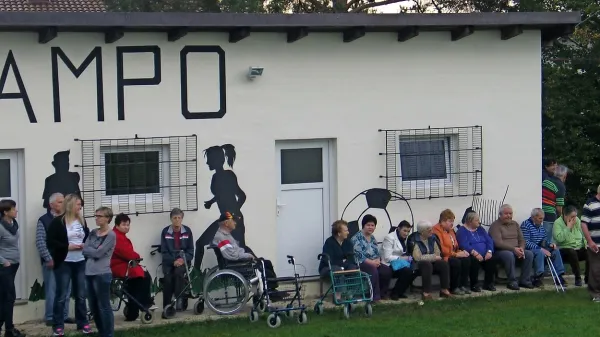 Osebje Doma starejših je takoj po izbruhu požara evakuiralo stanovalce na varno