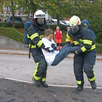 Gasilca sta odnesla iz goreče kuhinje poškodovano delavko