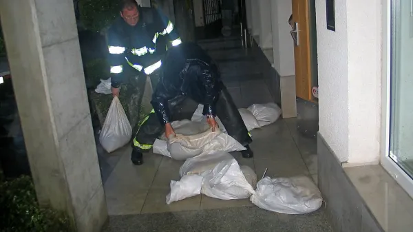 Gasilci so postavili vreče s peskom pred vhodom v Knjižnico Makse Samsa na “placu”
