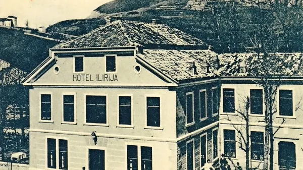  Nekdanji hotel Ilirija v katerem so 1864 ustanovili narodno čitalnico je danes razpadajoča stavba povojnega hotela Lovec