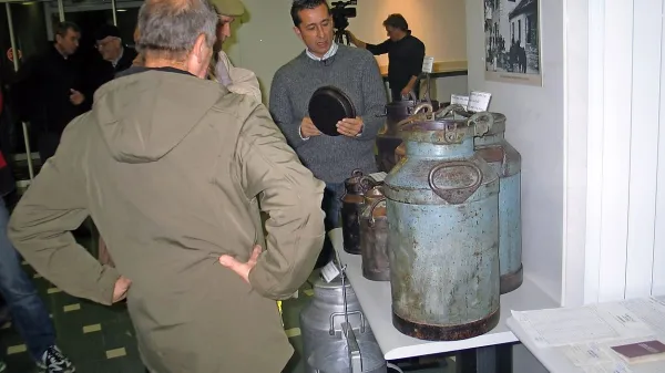 Vili Gombač, urednik publikacije o zgodovini mlekarstva na Bistriškem, je zbral tudi stare posode za mlako 