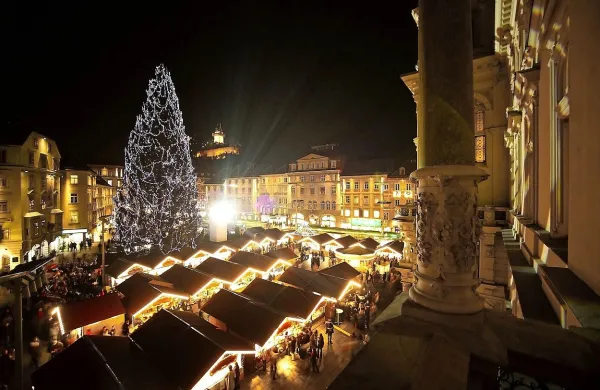 Prestolnica Štajerske vabi pod veliko novoletno jelko.