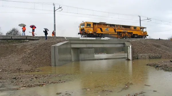 Nedavne velike poplave so “potopile” nedokončan podvoz pod železniško progo, kjer bo urejeno tudi črpališče.