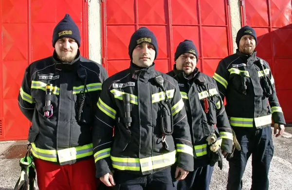 Štirje od množice postojnskih gasilskih junakov (z leve): Blaž Lopatič, Andrej Tratnik, Janez Oražem-Hans  in Mitja Šantelj