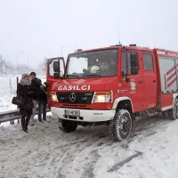 Gasilci iz Postojne in številnih okoliških prostovoljnih društev so več kot 200 udeležencev nesreče odpeljali na suho in toplo. 