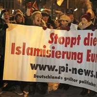 Evropski domoljubi proti islamizaciji Zahoda v Kölnu vpijejo: “Mi smo narod!”.