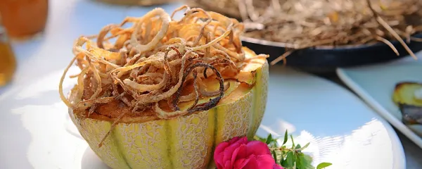 Poleti na fronti pri Žogici: melona z ragujem in hrustljavo čebulo