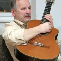 Jani Kovačič: “Dokumentirano je, da so v Vipavskem Križu plese prirejali vse od 11. stoletja. Odkar imamo samostojno Slovenijo, pa jih ni več. Bravo naši! Okupatorji nas niso mogli poraziti, fašisti in drugi so se zaman trudili, nam pa je uspelo potolči