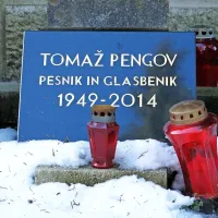 Za prvo veliko kantavtorsko ploščo  v Jugoslaviji veljajo Odpotovanja, ki jih je leta 1973 posnel Tomaž Pengov. A nagrobnik na ljubljanskih Žalah pravi, da tam počiva pesnik in glasbenik, ne kantavtor. 