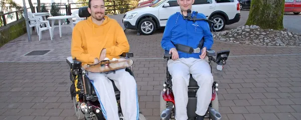 Borut Plešnar (levo) in Sebastjan Bahur, fanta na vozičku,  kljub poškodbi nadaljujeta s šolanjem.