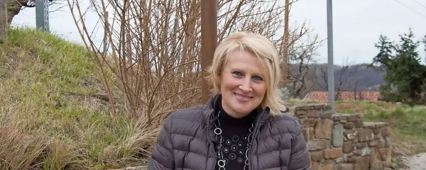 Mirela s svežimi domačimi jajci za slastno frtaljo