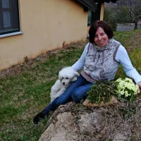 Adriana s prvimi spomladanskimi divjimi zelišči in cvetovi